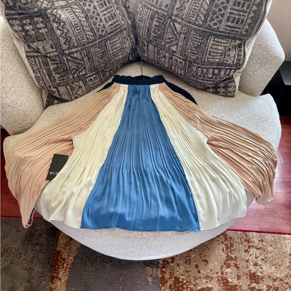 BCBG Women's Elegant Pleated Blouse - Navy, White, Blush - Picture 3 of 4